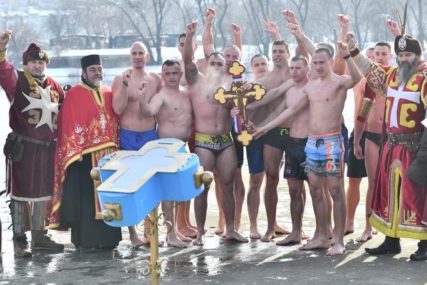 TRKA BEZ POBJEDNIKA Ove godine u Beogradu održano je revijalno plivanje za časni krst