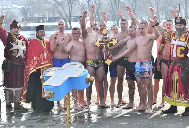 TRKA BEZ POBJEDNIKA Ove godine u Beogradu održano je revijalno plivanje za časni krst