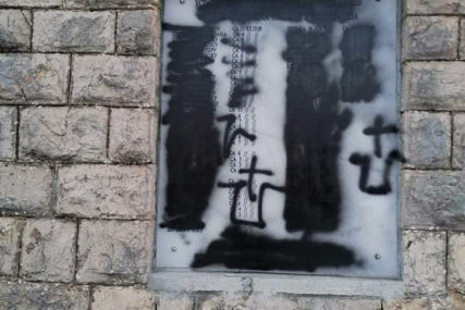 ISPISANI USTAŠKI SIMBOLI Oskrnavljena spomen-ploča ubijenim Srbima u Čelebiću