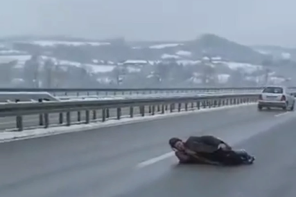 NEVJEROVATAN SNIMAK SA AUTO-PUTA Čovjek ležao nasred kolovoza dok automobili jure pored njega (VIDEO)