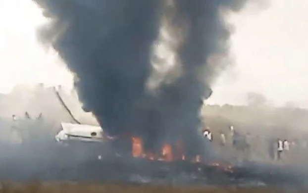 NASTAO VEĆI POŽAR Srušio se vojni avion u Nigeriji (VIDEO)