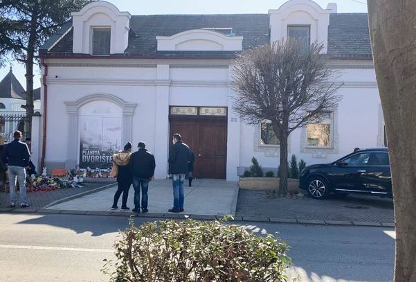 Tuga i muk ispred kuće Balaševića: Ljudi se okupljaju ispred doma muzičara, ostavljaju cvijeće i pale svijeće