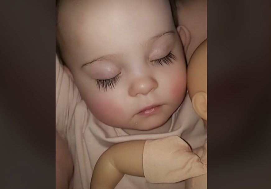 Jednogodišnja beba ima NEVJEROVATNE TREPAVICE, mnogi su mislili da nisu prave (VIDEO)