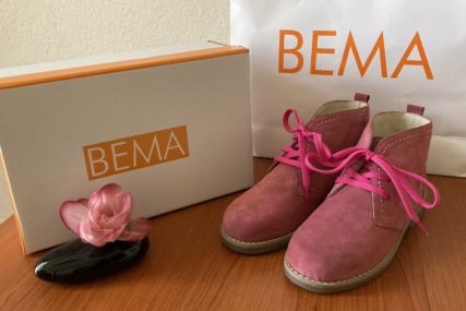 Za predstavu "Djevojčica i drvo" u Dječijem pozorištu firma "Bema" izradila posebne cipelice