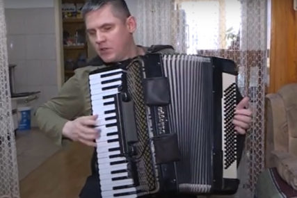 Majka mu za Đurđevdan kupila harmoniku: Dejan je slijep od rođenja i već 30 godina svira za dušu (VIDEO)