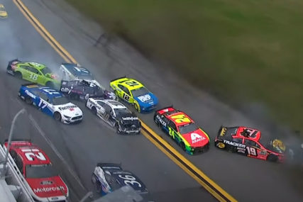 HAOS NA STAZI Rijetko viđen lančani sudar 16 automobila na čuvenoj trci NASCAR (VIDEO)