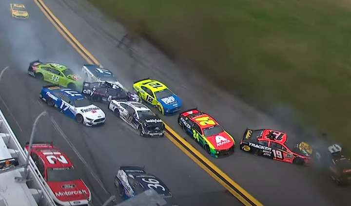 HAOS NA STAZI Rijetko viđen lančani sudar 16 automobila na čuvenoj trci NASCAR (VIDEO)