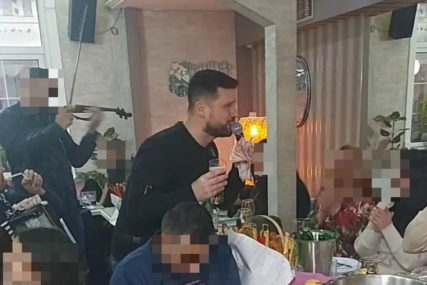Srpski pjevač nastupio na KORONA ŽURKI: Nazdravljao i grlio se sa gostima, u jednoj ruci čaša, u drugoj bakšiš (FOTO)