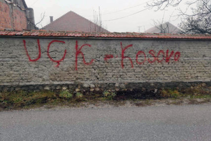 “Time se slavi teroristička organizacija” Osvanuo grafit "UČK Kosovo" na zidu u blizini spomenika u Goraždevcu