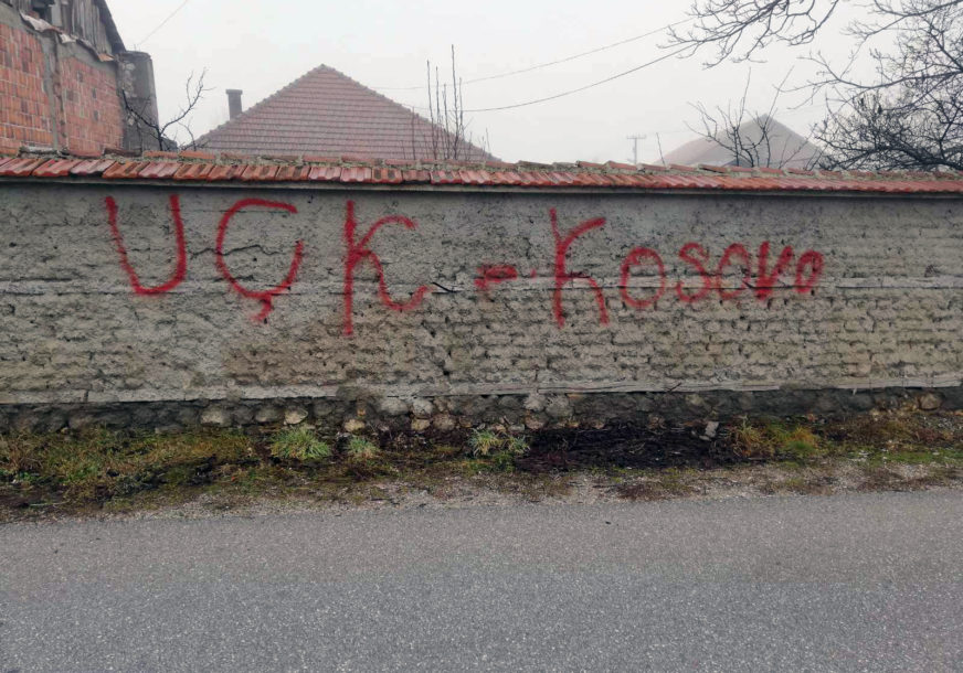 “Time se slavi teroristička organizacija” Osvanuo grafit "UČK Kosovo" na zidu u blizini spomenika u Goraždevcu