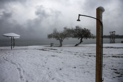 SNIJEG PREKRIO AKROPOLJ Nezapamćena zima u Grčkoj, dijelovi Atine ostali bez struje (FOTO)