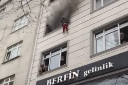 Uznemirujući prizori u Istanbulu: Bacila dvoje djece kroz prozor da bi ih spasila od požara (VIDEO)