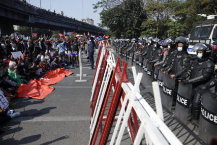 ČETVRTI DAN PROTESTA Naoružani vojnici i policija na ulicama Jangona