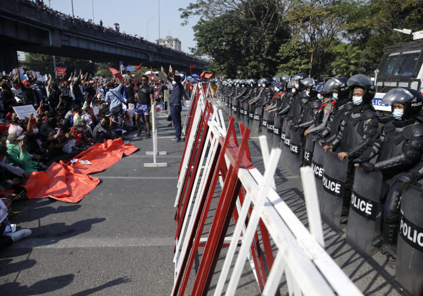 ČETVRTI DAN PROTESTA Naoružani vojnici i policija na ulicama Jangona
