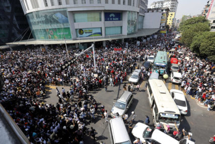 POLICIJA KORISTILA VODENE TOPOVE Hiljade demonstranata na ulicama u Mjanmaru