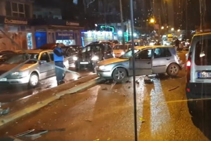 TEŽAK SUDAR U BEOGRADU Autobus sletio s puta i zakucao se u auto, pukom srećom izbjegnuta tragedija (VIDEO)