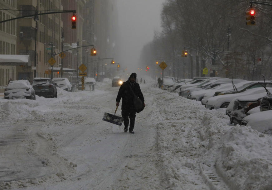 BLOKIRAN NJUJORK Snježna oluja zahvatila istočnu obalu SAD, proglašena vanredna situacija
