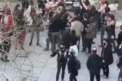 Nevjerovatna scena ispod mosta: Napravili koncert USRED PANDEMIJE, a policija ih samo posmatra (VIDEO)