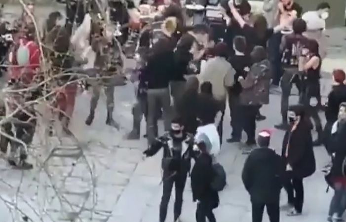 Nevjerovatna scena ispod mosta: Napravili koncert USRED PANDEMIJE, a policija ih samo posmatra (VIDEO)