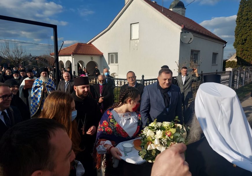 “OVO JE VELIKI DAN” Dodik uručio dar za obnovu srpske škole u Jasenovcu (FOTO)