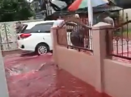 Hiljade korisnika društvenih mreža podijelilo snimke: Voda crvene boje preplavila grad u Indoneziji nakon poplave (VIDEO)