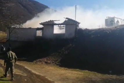 DRAMA Komšije spasle nepokretnu staricu, iznijeli je kroz prozor kuće u plamenu (VIDEO)
