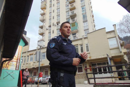 NEZAPAMĆEN PODVIG Policajac sa terase na 15. spratu se spustio u stan ispod bez ikave zaštitne opreme i spasao staricu