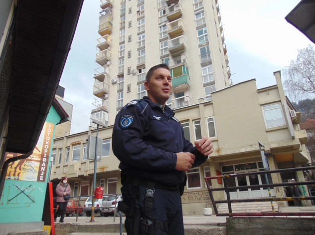 NEZAPAMĆEN PODVIG Policajac sa terase na 15. spratu se spustio u stan ispod bez ikave zaštitne opreme i spasao staricu