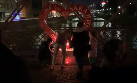 Sarajevo se oprostilo od velikana: Građani pale svijeće za Đorđa Balaševića (VIDEO)