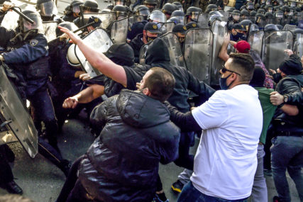 POVRIJEĐENO SEDAM POLICAJACA Nasilje počelo kada je više od stotinu Albanaca pokušalo da maršira kroz Skoplje (FOTO)