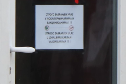 SKANDALOZNA ZABRANA Na vratima kafića u Srbiji osvanula poruka (FOTO)