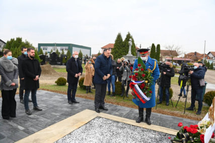 POSJETA BIJELJINI Dodik položio cvijeće na grobove Mićića i Bobara