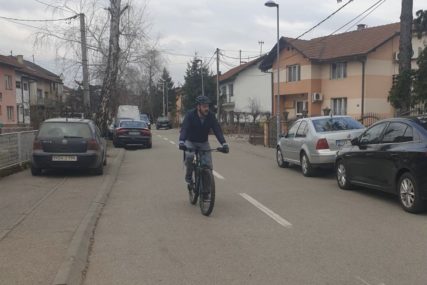 I OVO SE DEŠAVA Ministar na biciklu na sastanak sa poljoprivrednicima (FOTO)