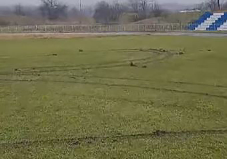 Nesvakidašnja nesreća: Uletio BMW na fudbalski teren i napravio OGROMNU ŠTETU (VIDEO)
