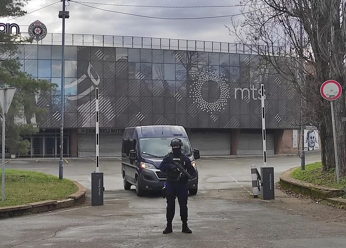 Oružane snage pretresaju stadione: Poslije hapšenja Velje Nevolje i Miljkovića policija upala u prostorije Partizana i Crvene Zvezde (FOTO)