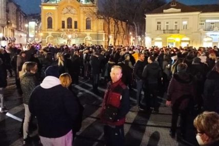Suboticom se ori "JESEN STIŽE DUNJO MOJA": Nekoliko stotina građana se uz stihove oprašta od Balaševića