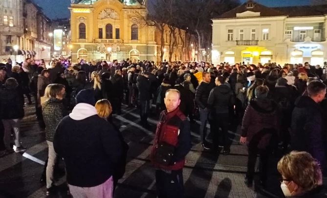 Suboticom se ori "JESEN STIŽE DUNJO MOJA": Nekoliko stotina građana se uz stihove oprašta od Balaševića