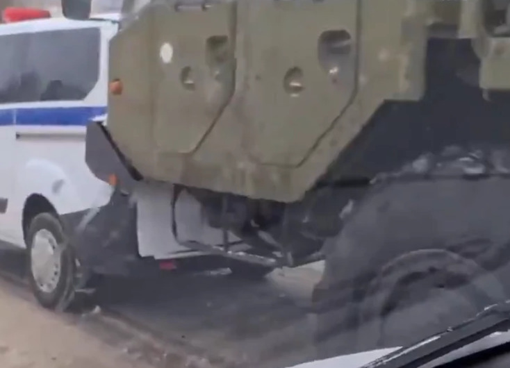 SUDAR NA LEDU Kamion ruskog sistema S-400 dio lančane saobraćane nesreće (VIDEO)