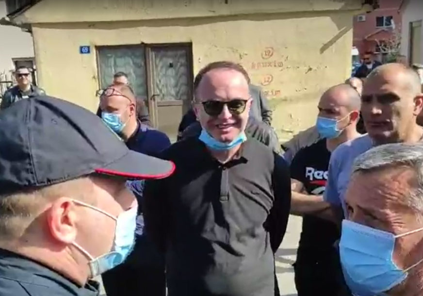 Protest zbog odluke o zatvaranju kafića u Tuzima, Krivokapić najavio dolazak