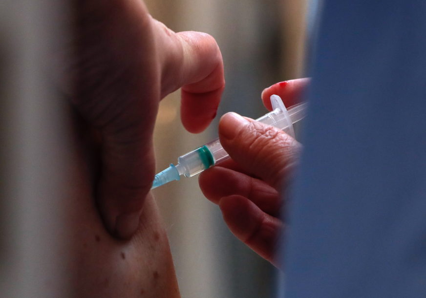 Potvrdili iz Oksforda: Vakcina Astra Zeneke djeluje protiv britanskog soja korona virusa