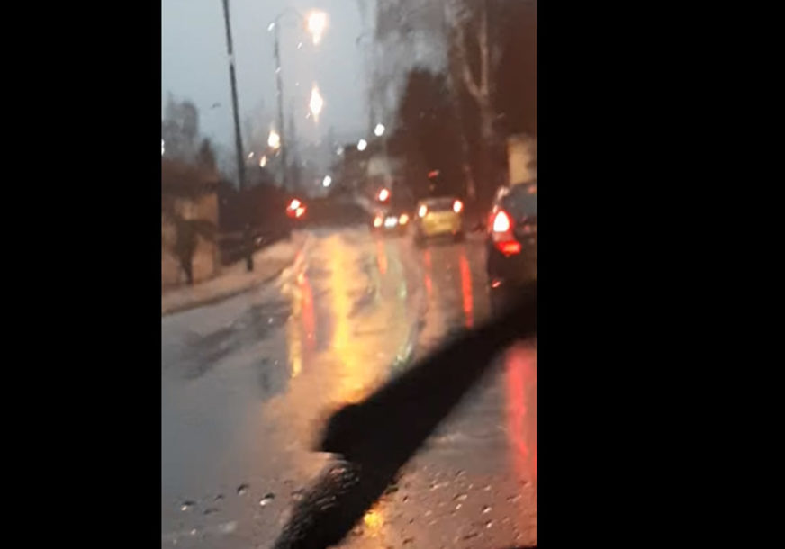 BAHATA VOŽNJA U SARAJEVU Audijem preticao kolonu, pa prošao kroz crveno (VIDEO)