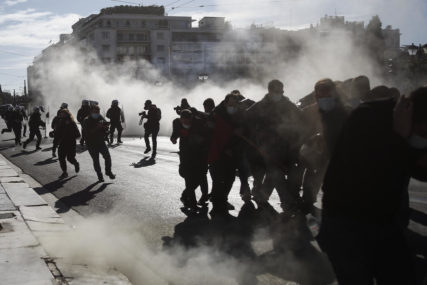 "ŠOKIRANI SMO SCENAMA NASILJA" U sukobima u Atini uhapšeno 11 ljudi, povrijeđena dva policajca