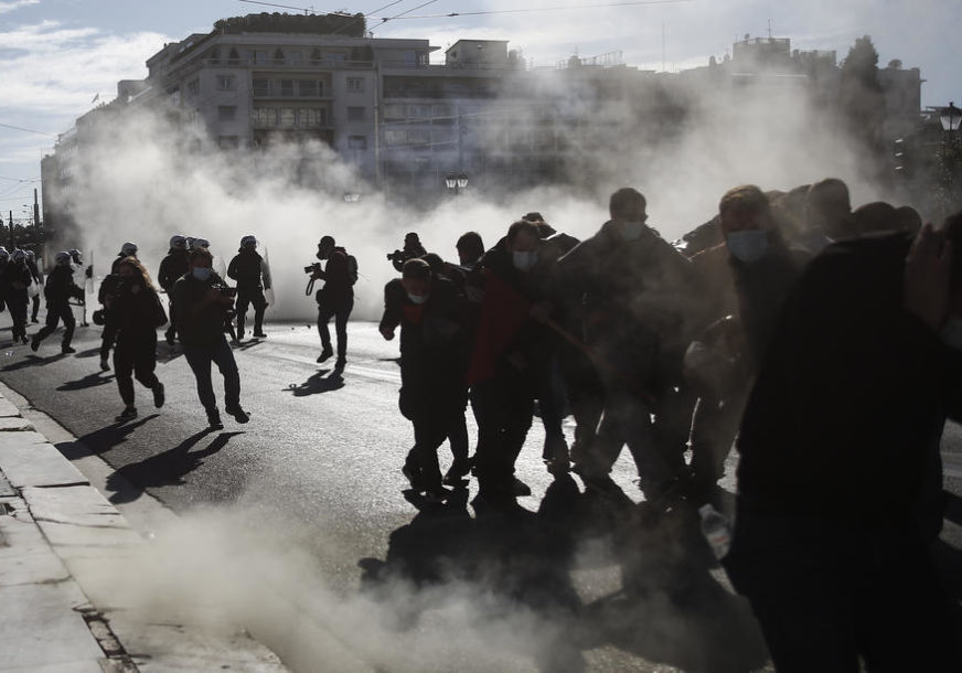 BAČENI SUZAVAC I DIMNE BOMBE Žestok sukob studenata i policije u Atini i Solunu