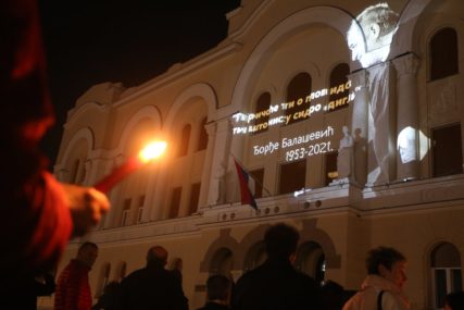 „Pričaće ti o plovidbi ti što NISU SIDRO DIGLI“ Banjaluka se uz poznate stihove oprostila od Đorđa Balaševića (FOTO)