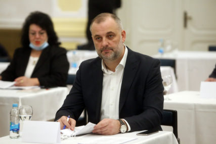 "Obezbijediti udžbenike za treći i četvrti razred" Milanović smatra da Ministarstvo može pomoći lokalnim zajednicama