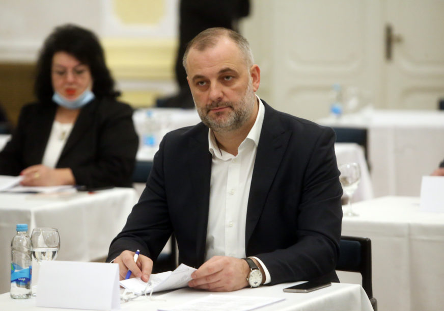 "Obezbijediti udžbenike za treći i četvrti razred" Milanović smatra da Ministarstvo može pomoći lokalnim zajednicama