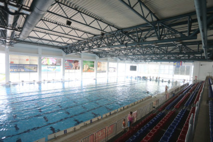 Školsko takmičenje na Gradskom olimpijskom bazenu: Više od 400 osnovaca se takmiči u plivanju i vaterpolu