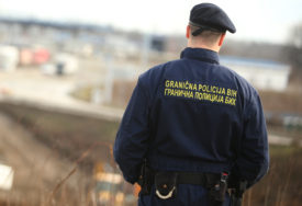 Državljanin BiH uhapšen na granici: Migranti pronađeni u namjenskom rezervoaru kamiona