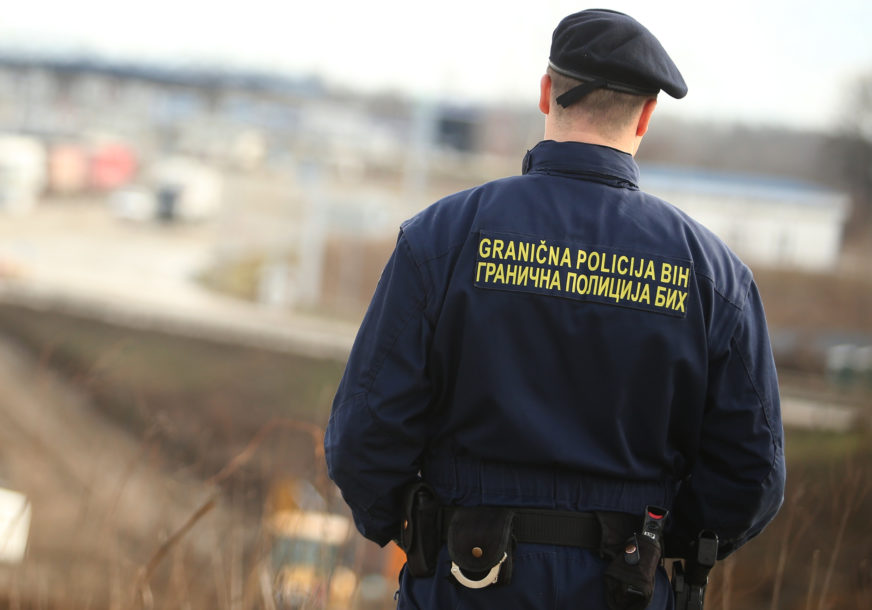 Državljanin BiH uhapšen na granici: Migranti pronađeni u namjenskom rezervoaru kamiona