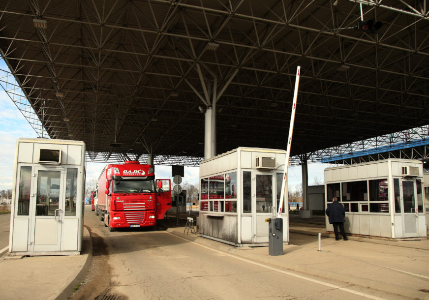Gužva na ulazu u BiH: Na tri  granična prelaza povremeno se formiraju kolone vozila